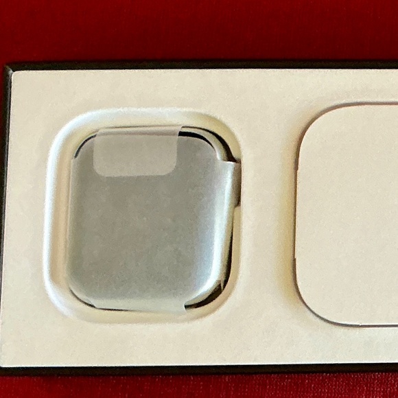 Apple Watch A2352 SE Silver gps/cell 40mm Nike  All Original With Box - Picture 8 of 9